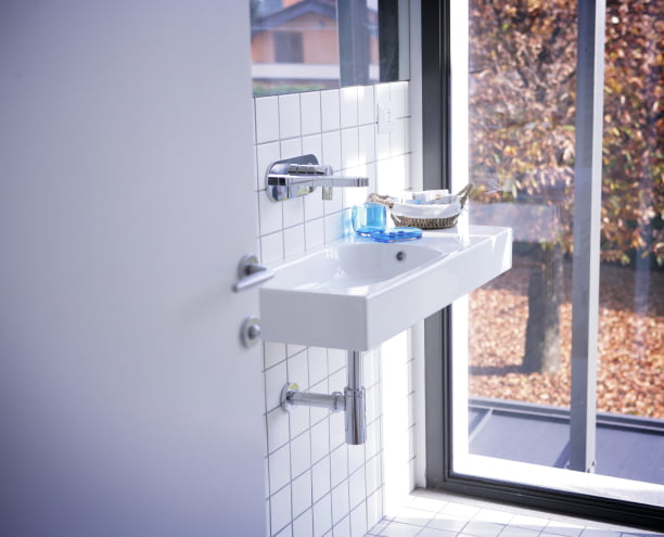 Bagno con vista sul cortile