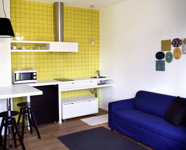 Cucina su piastrelle gialle